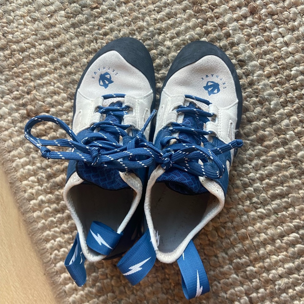 Evolv Skyhawk climbing shoes - women’s EU 36 / US 6